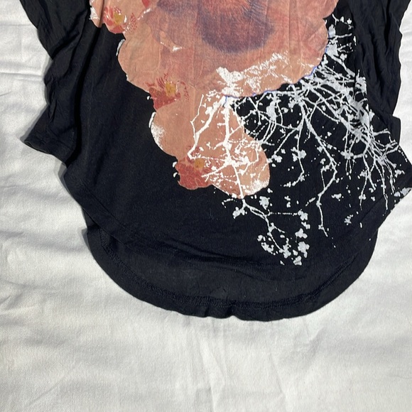 Free People Women’s Flutter sleeve Black w/ bold graphic floral design Size XS - Picture 4 of 7